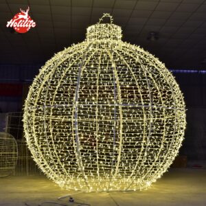 La photo met en évidence la conception structurelle de la boule lumineuse, en montrant son cadre en acier galvanisé à chaud et la couverture dense de la guirlande lumineuse à LED. Construite pour résister à la pluie, à la chaleur et au froid, cette sculpture lumineuse décorative est adaptée à une installation extérieure de longue durée dans les espaces publics.