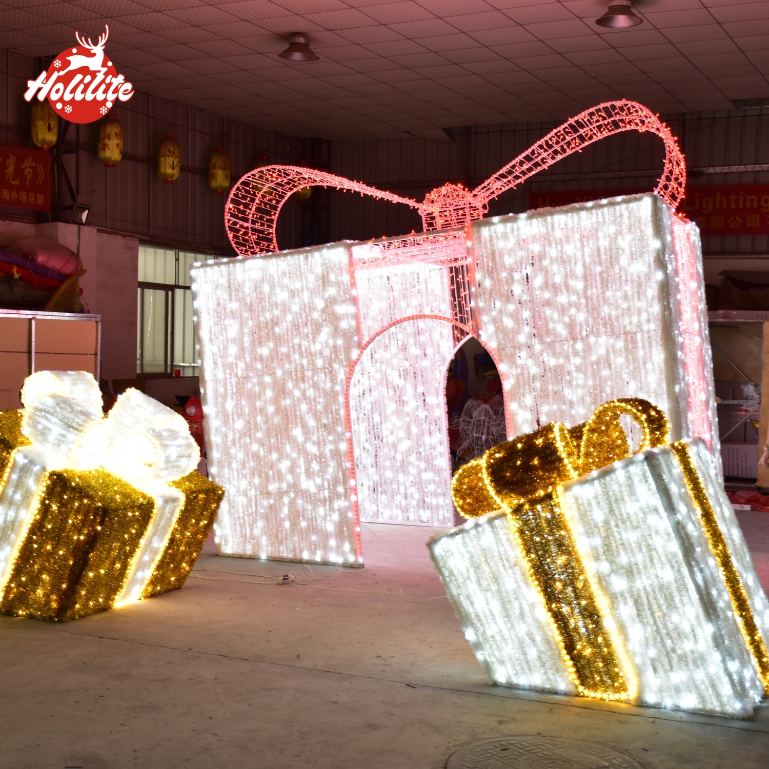 Shown here is a waterproof Christmas gift box arch light built for outdoor environments. The tinsel-covered surface and evenly distributed LED lights create strong visual impact, making it an ideal decorative solution for commercial parks and seasonal light festivals.