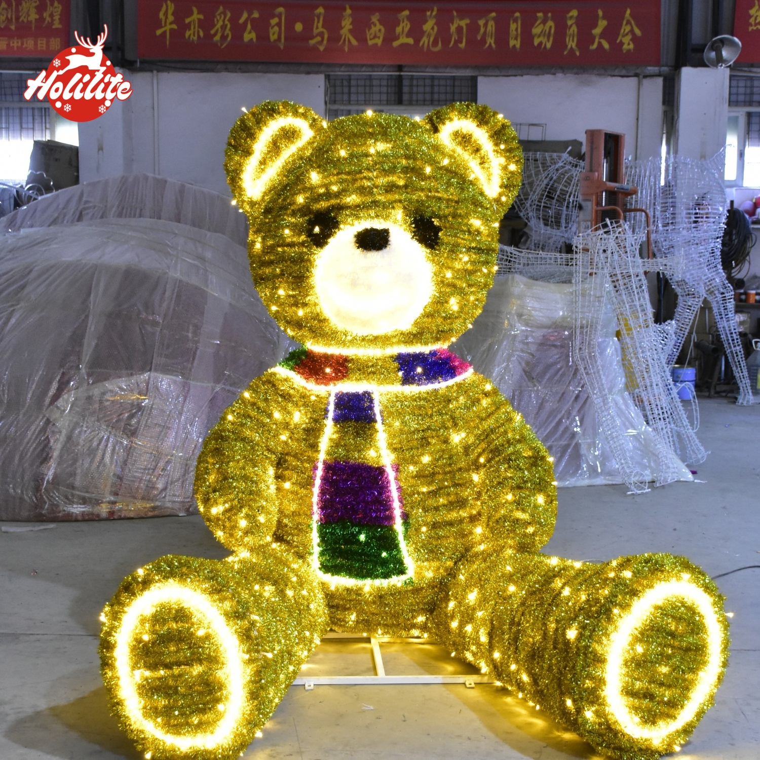 Holiday teddy bear light installation by HOLILITE