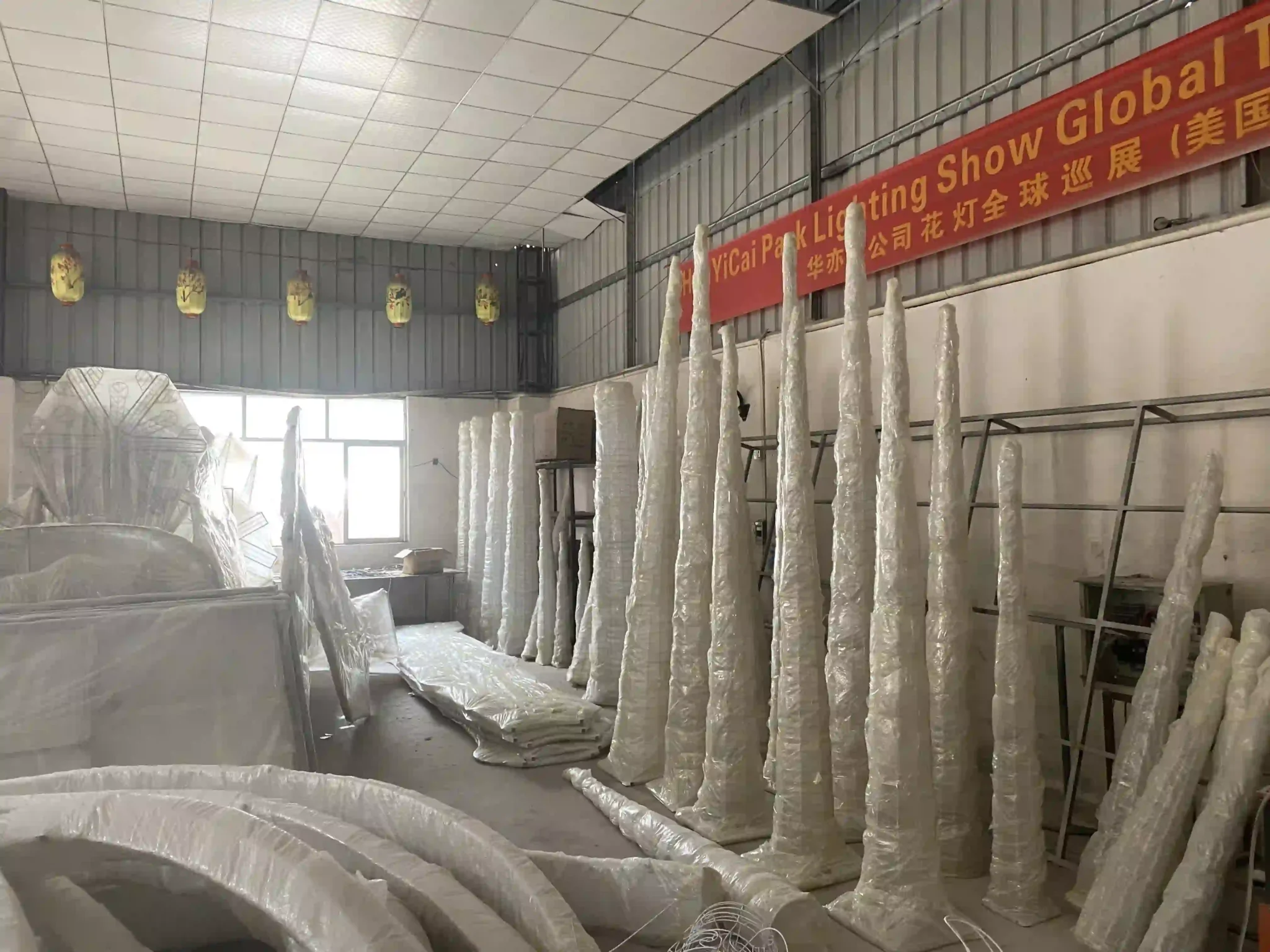 Packed decorative lighting structures prepared in the Holilite factory