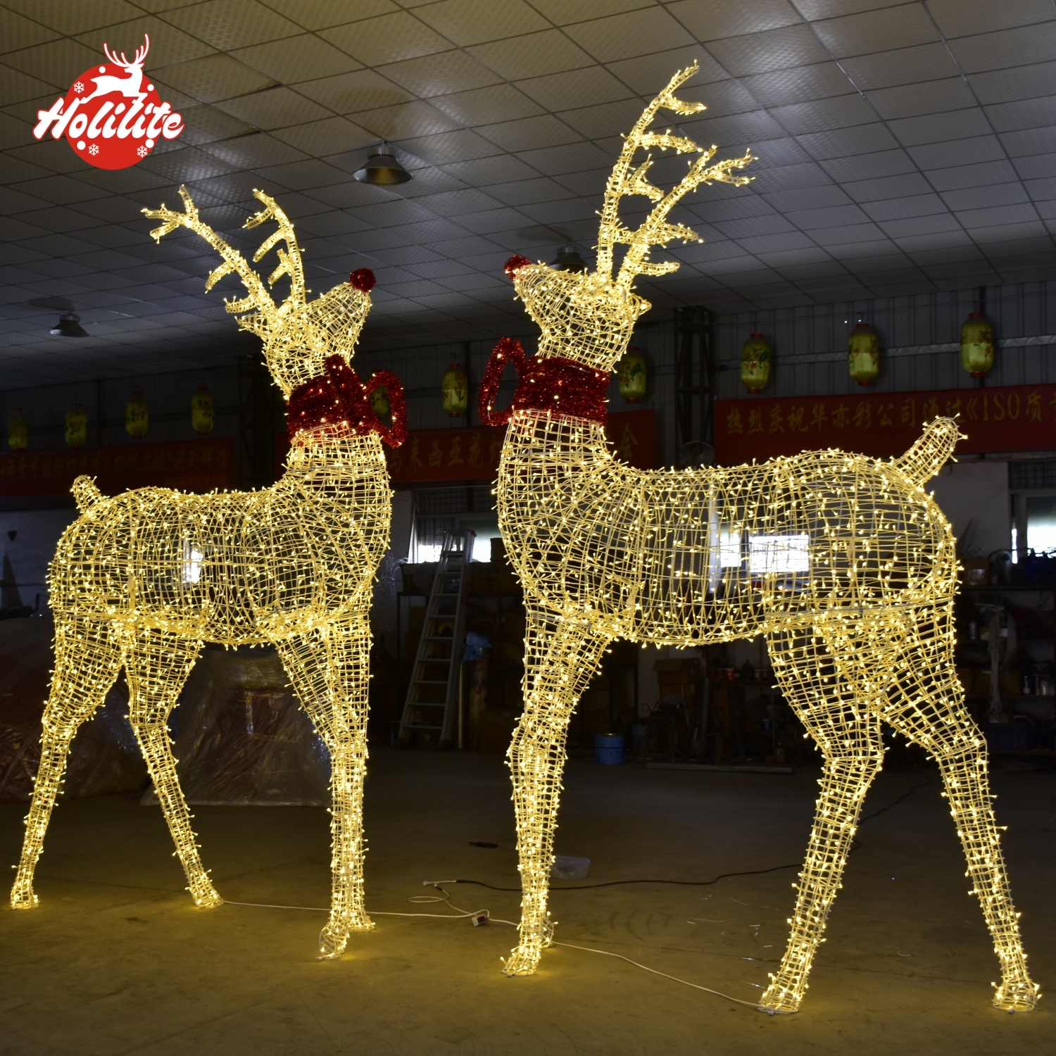 Sculpture lumineuse en forme de renne doré avec nœud rouge pour l'affichage de Noël en extérieur