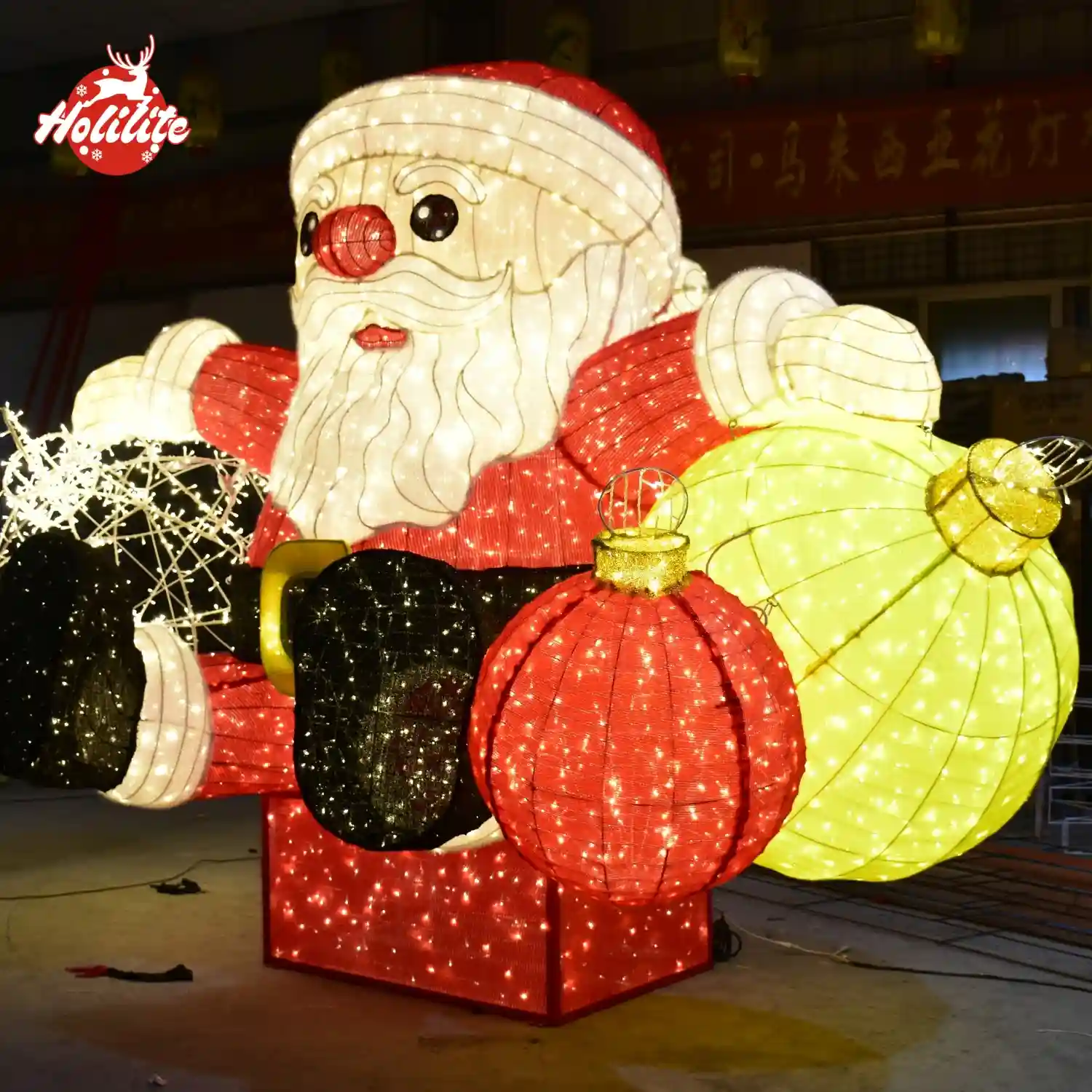 Sculpture du Père Noël illuminée (2)