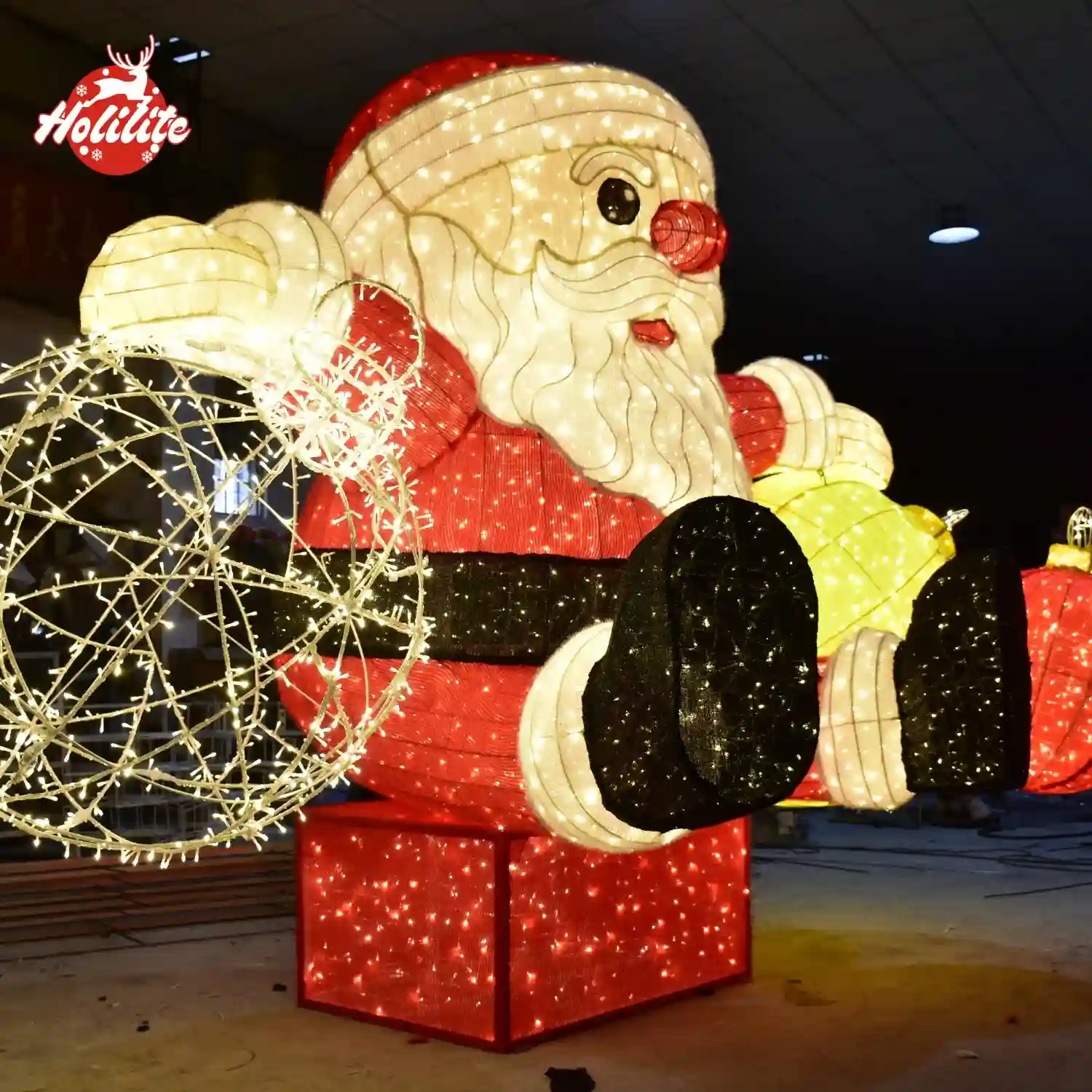 Sculpture du Père Noël illuminée (4)