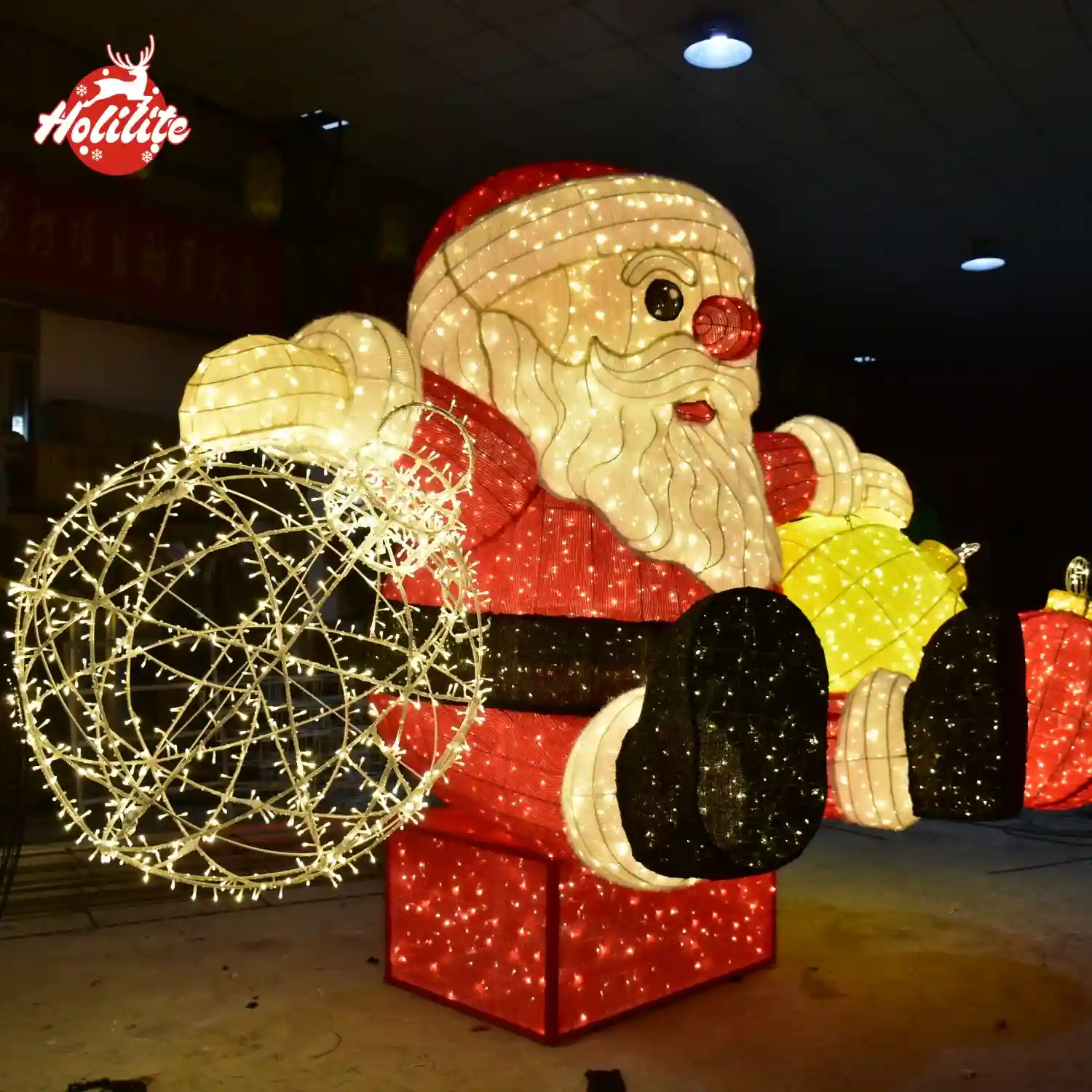 Sculpture du Père Noël illuminée (6)