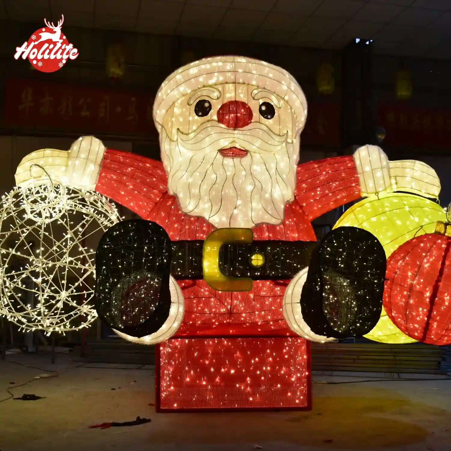 Sculpture du Père Noël illuminée (7)