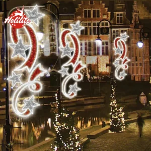 La prise de vue réelle et l'effet complet des lampadaires 2D dans la rue festive