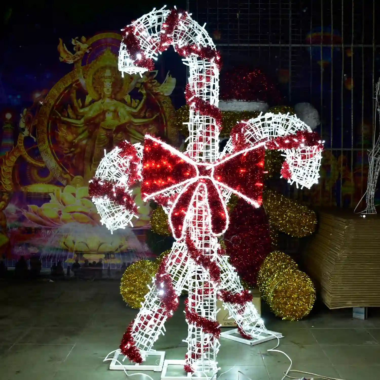 Adornos de bastones de caramelo en los caminos