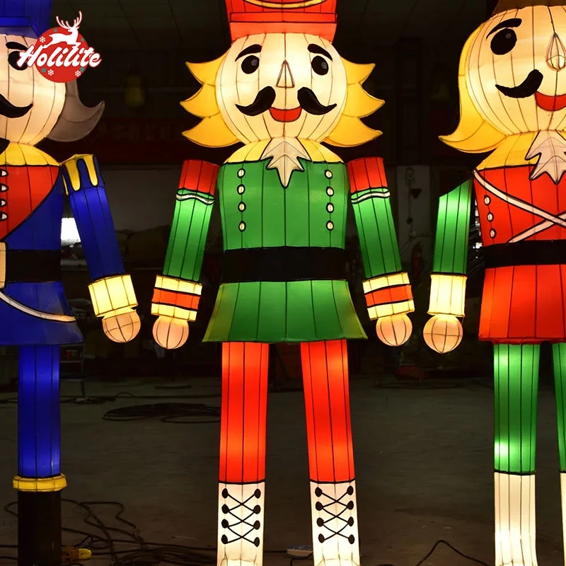 Test du câblage interne et de l'éclairage pour la lanterne de Noël du soldat Casse-Noisette personnalisée