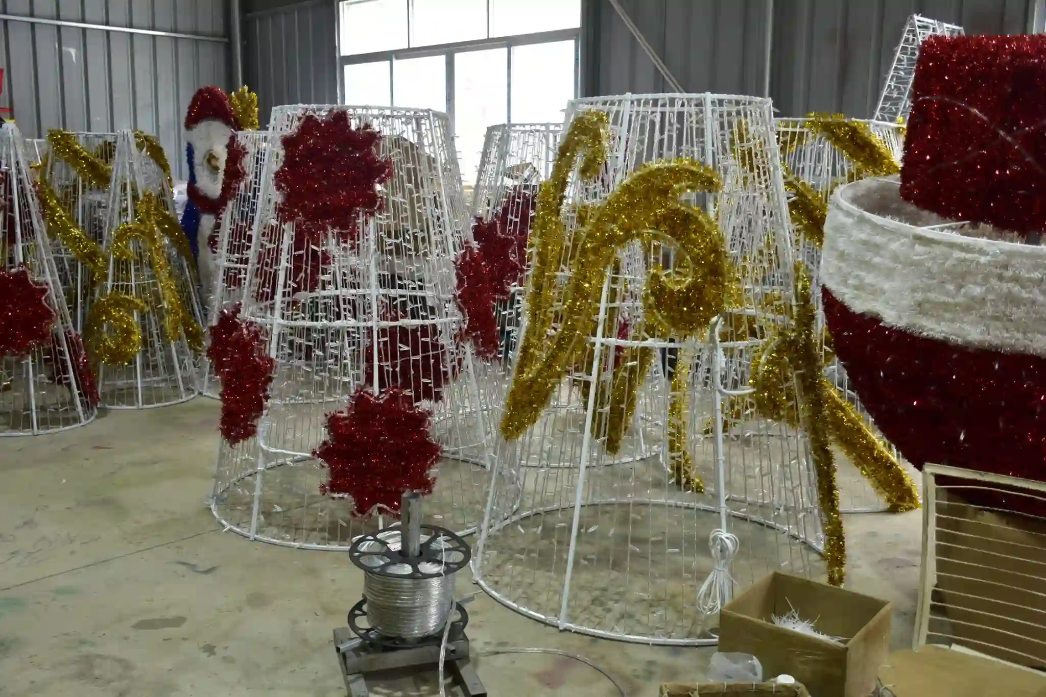 Assemblage de l'atelier d'éclairage de l'arbre de Noël sur mesure