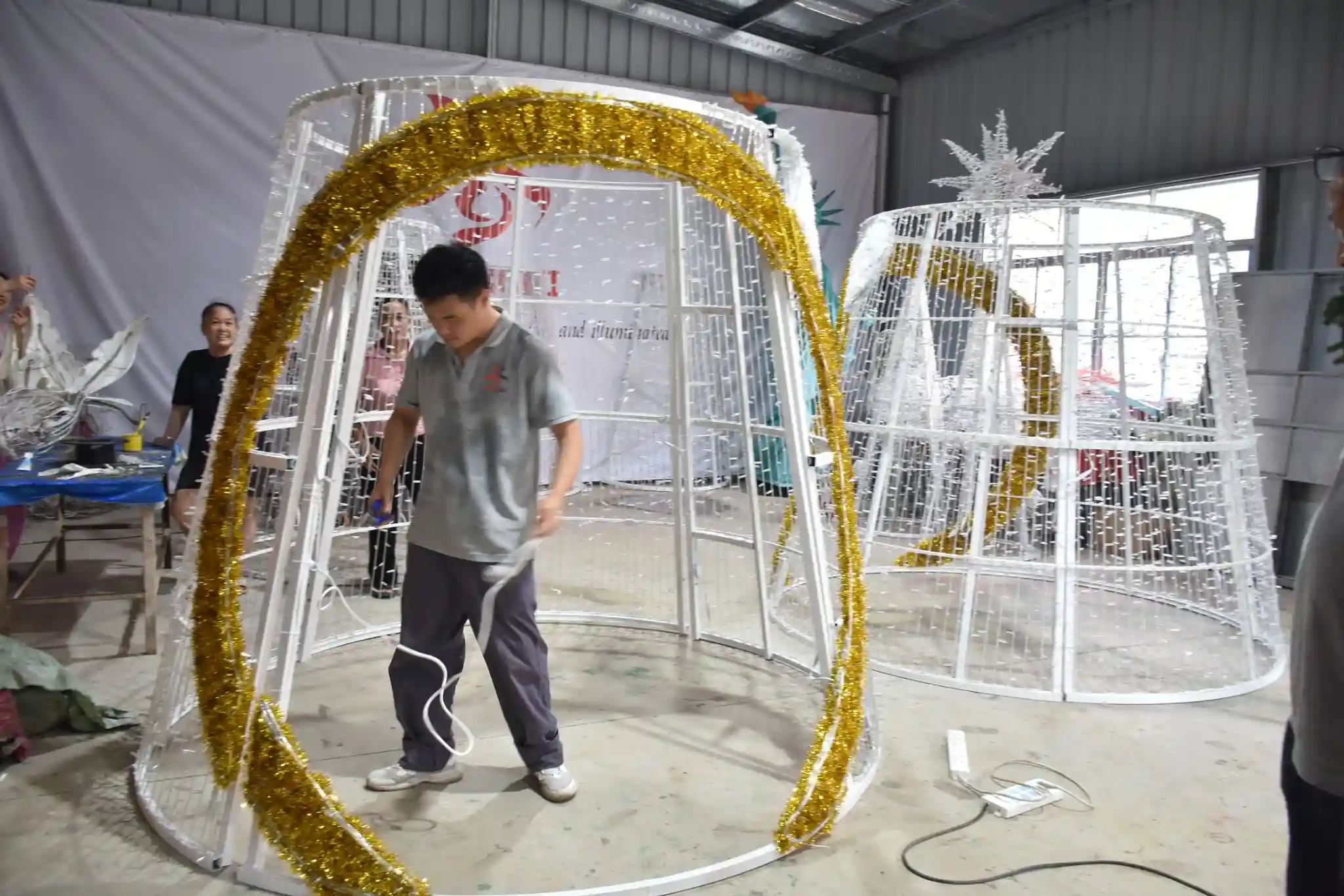 Arbre de Noël lumineux sur mesure avec cadre en métal et sections décoratives