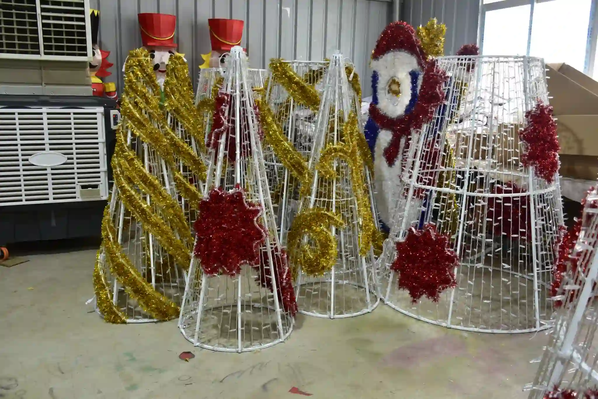 Disposition des guirlandes lumineuses LED sur le cadre de l'arbre de Noël personnalisé