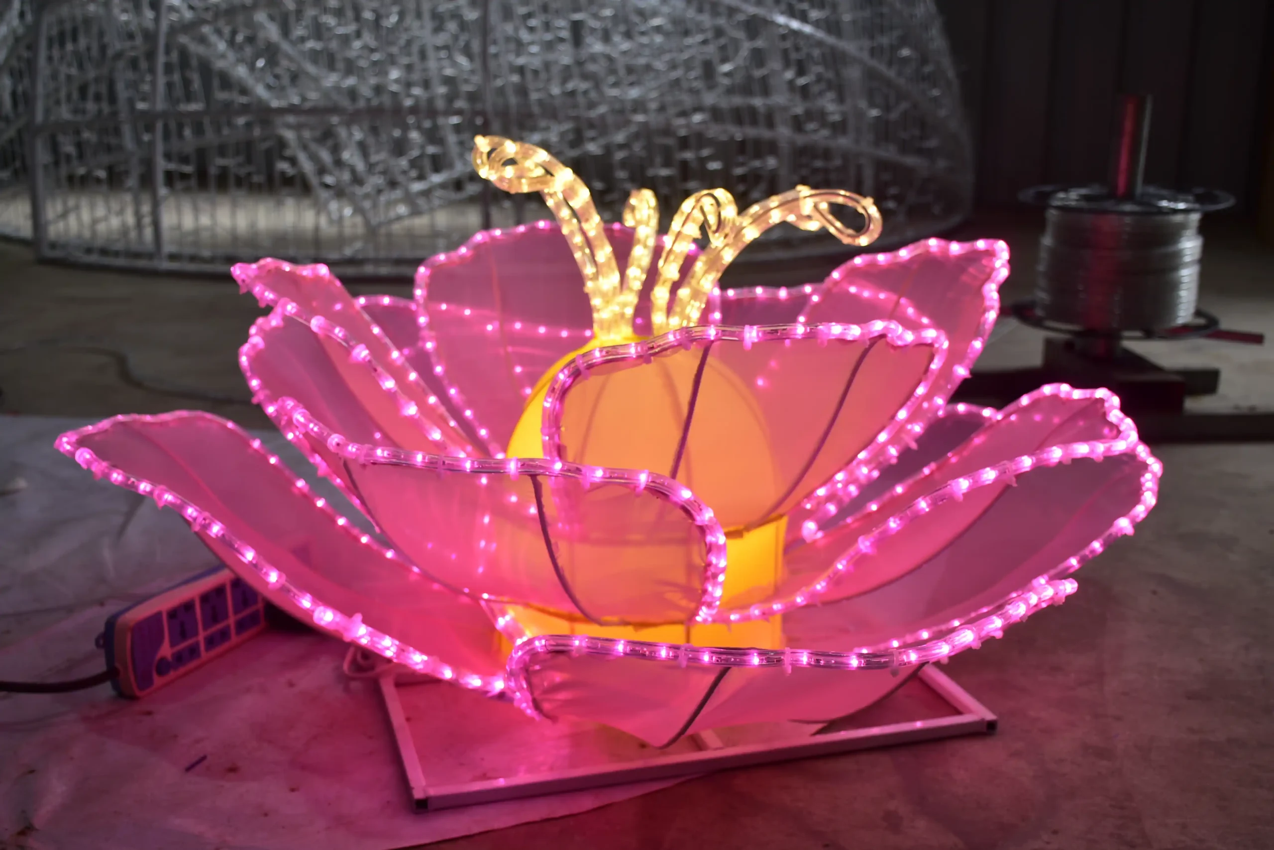 Estructura de luz y pétalos de flor gigante personalizada