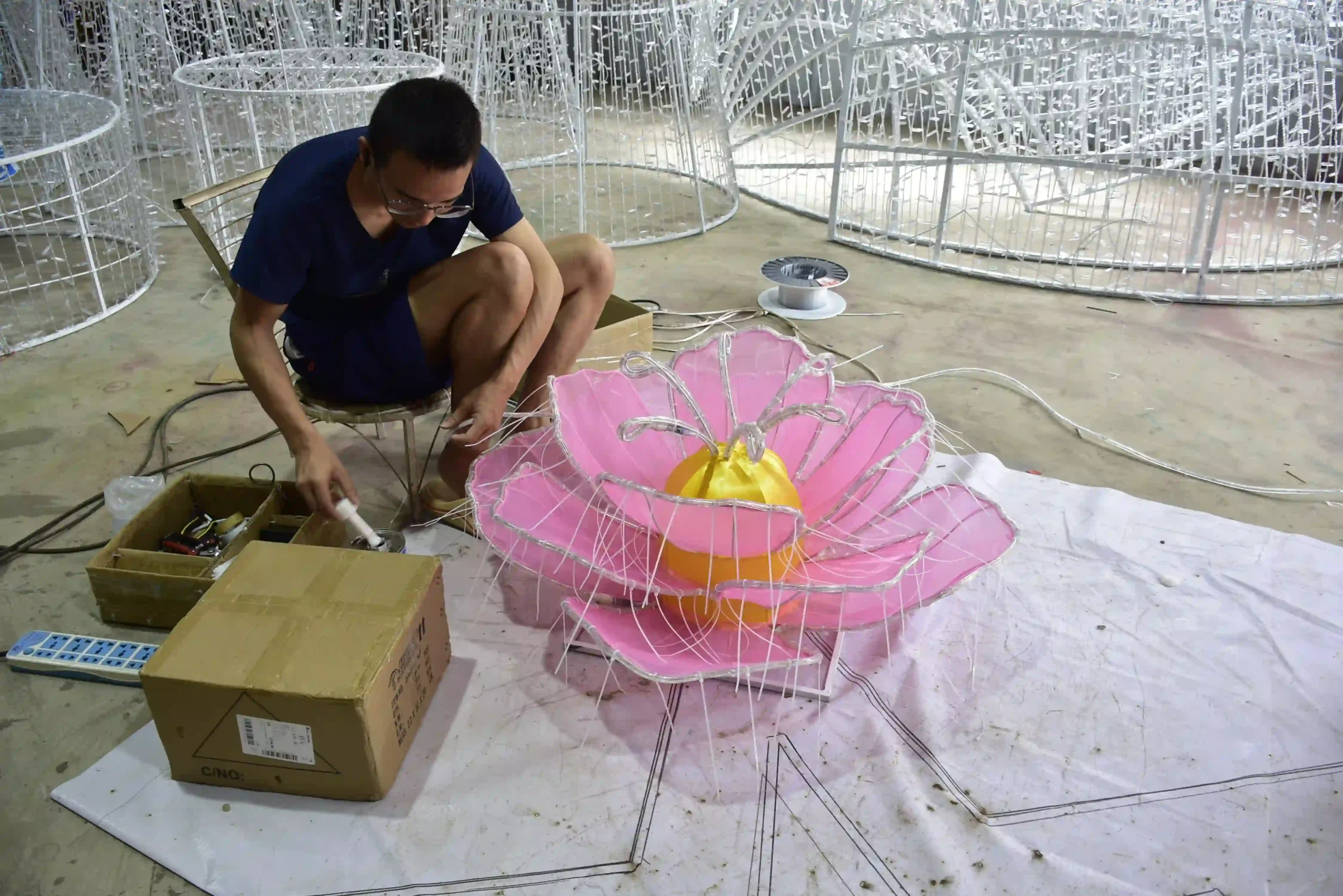Luz de flor gigante rosa para proyecto de decoración de exteriores