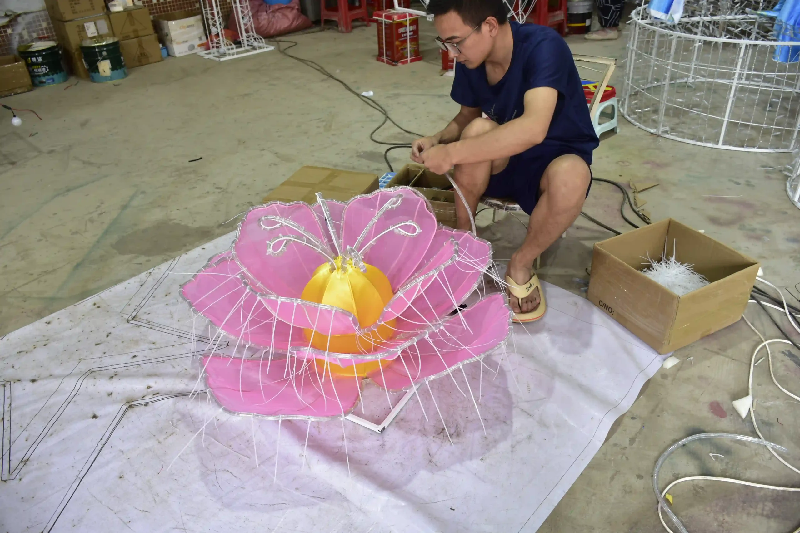 Proyecto personalizado de iluminación con flores gigantes para un festival al aire libre
