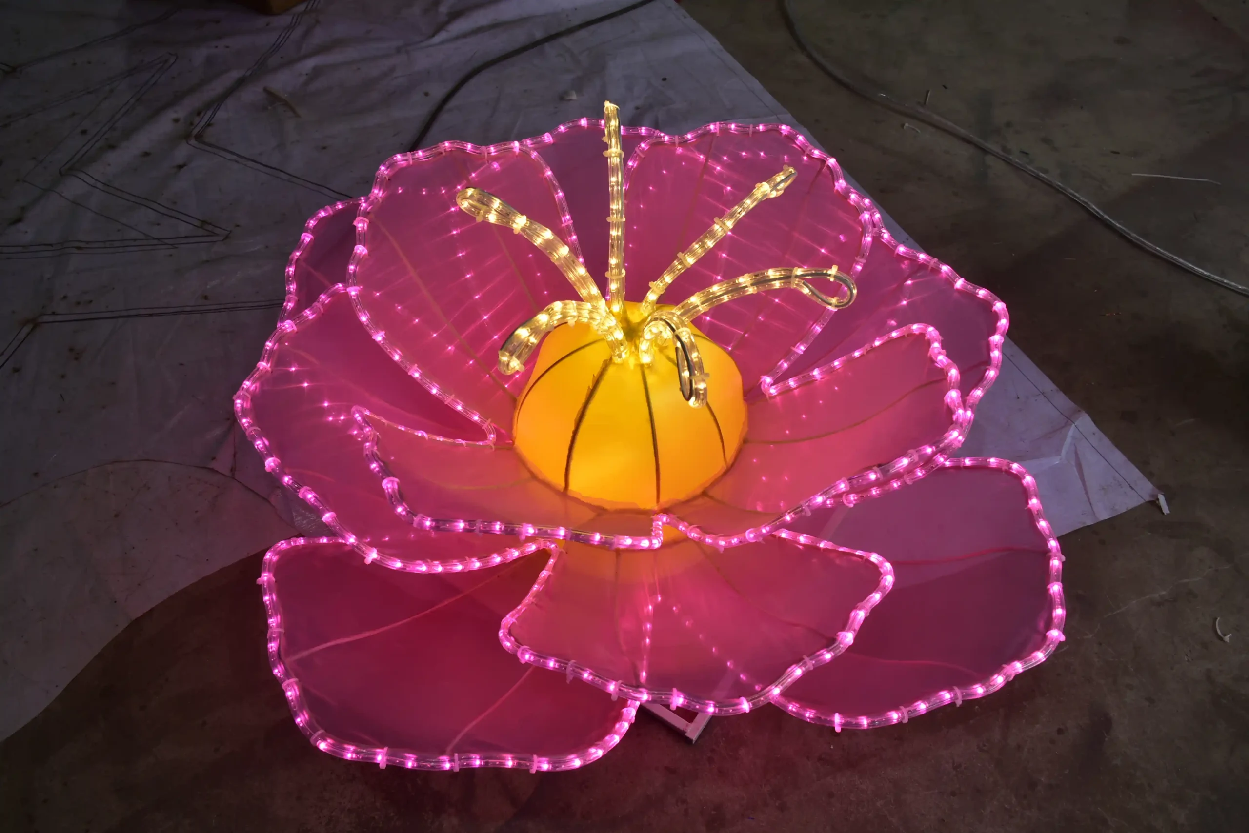 Prueba de iluminación de la flor gigante en el taller