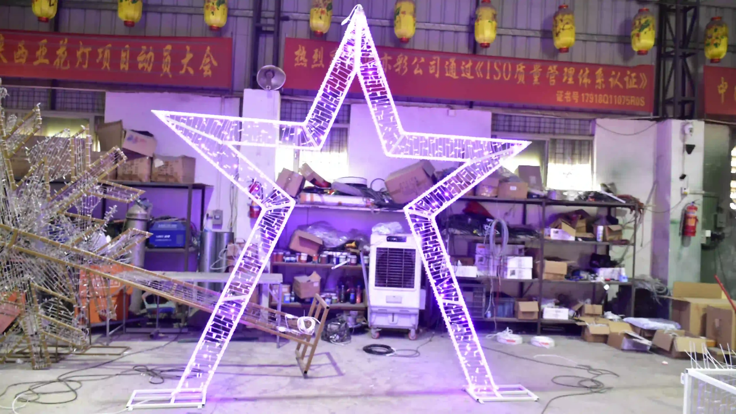 Gran arco de luces de estrellas de Navidad para escaparates comerciales