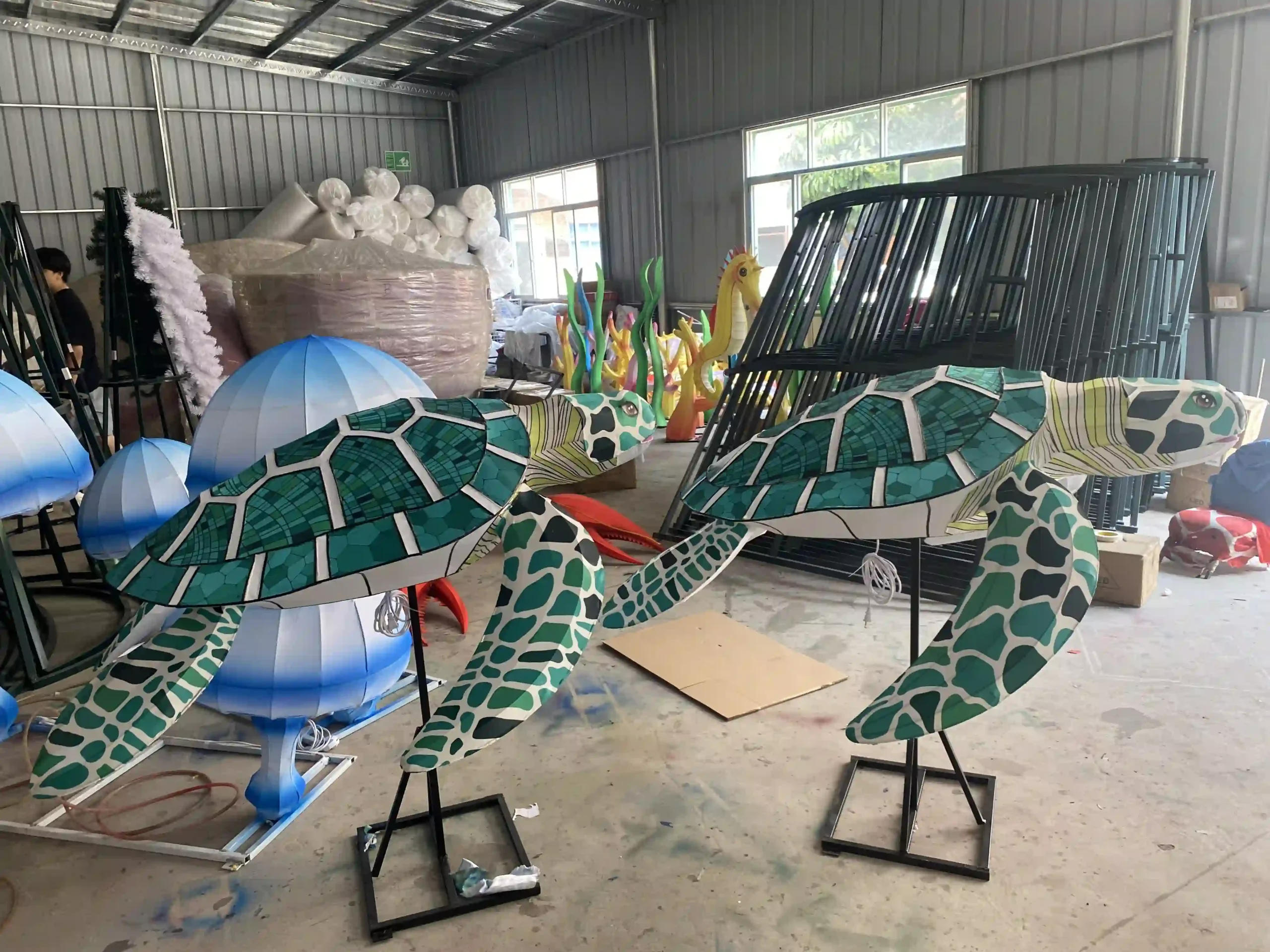 linternas de tortuga marina terminadas para una exposición temática sobre el océano en un museo