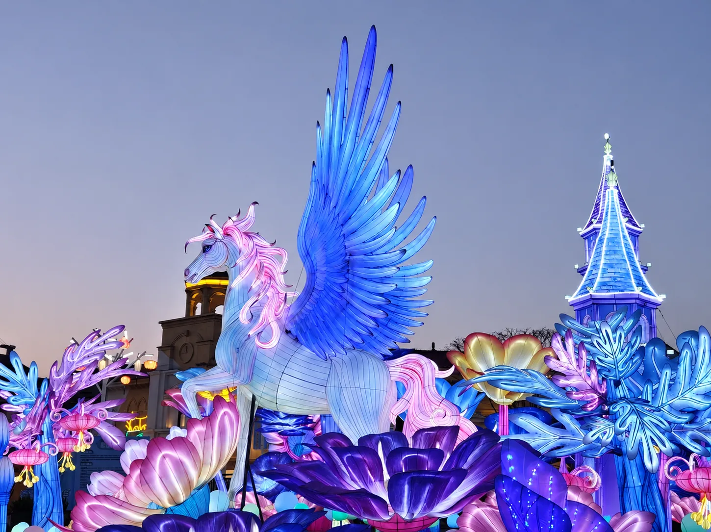 Jardín encantado de luces personalizado con castillo de flores resplandecientes y Pegaso
