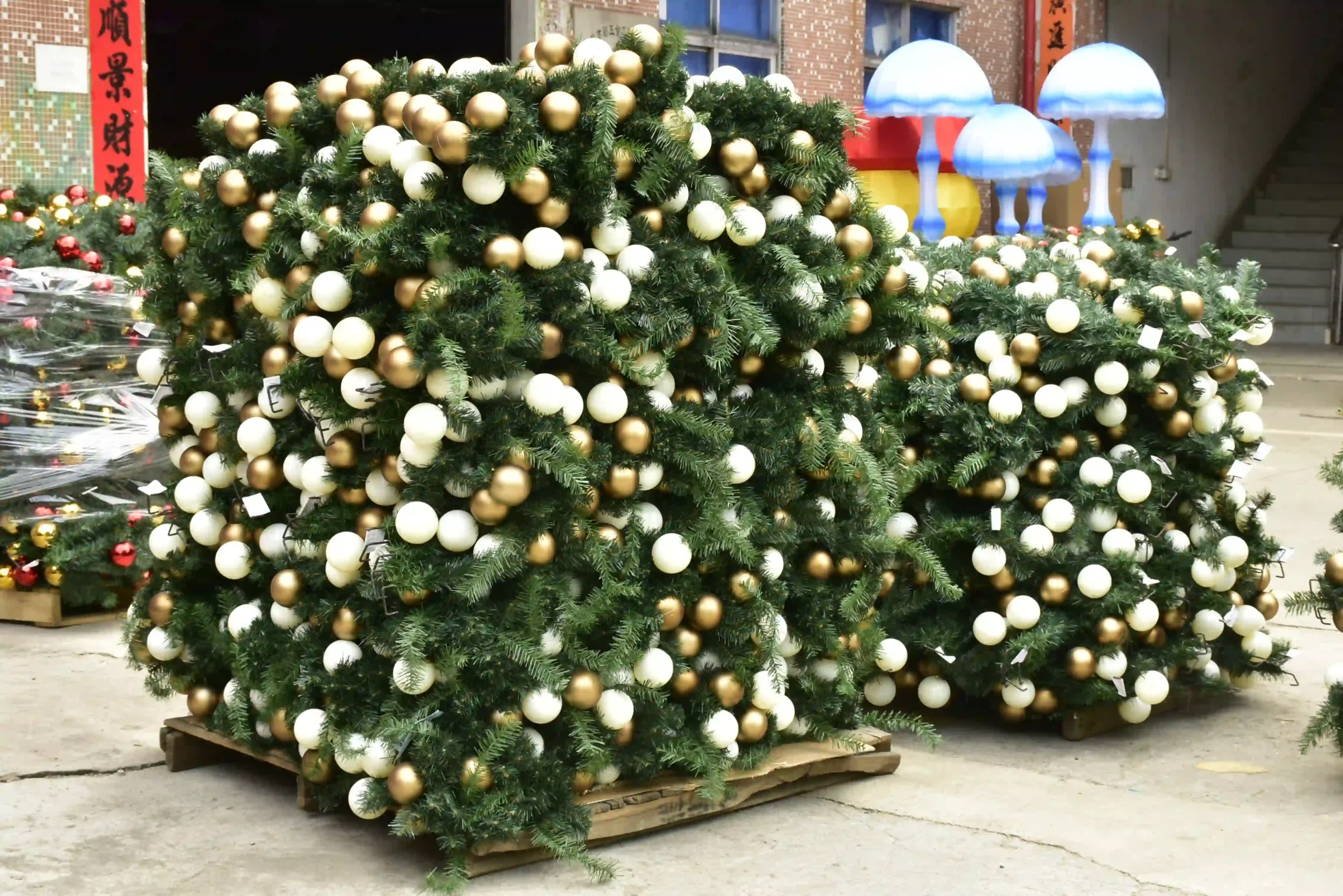 carga de piezas de árboles de Navidad de gran tamaño para su envío y montaje in situ