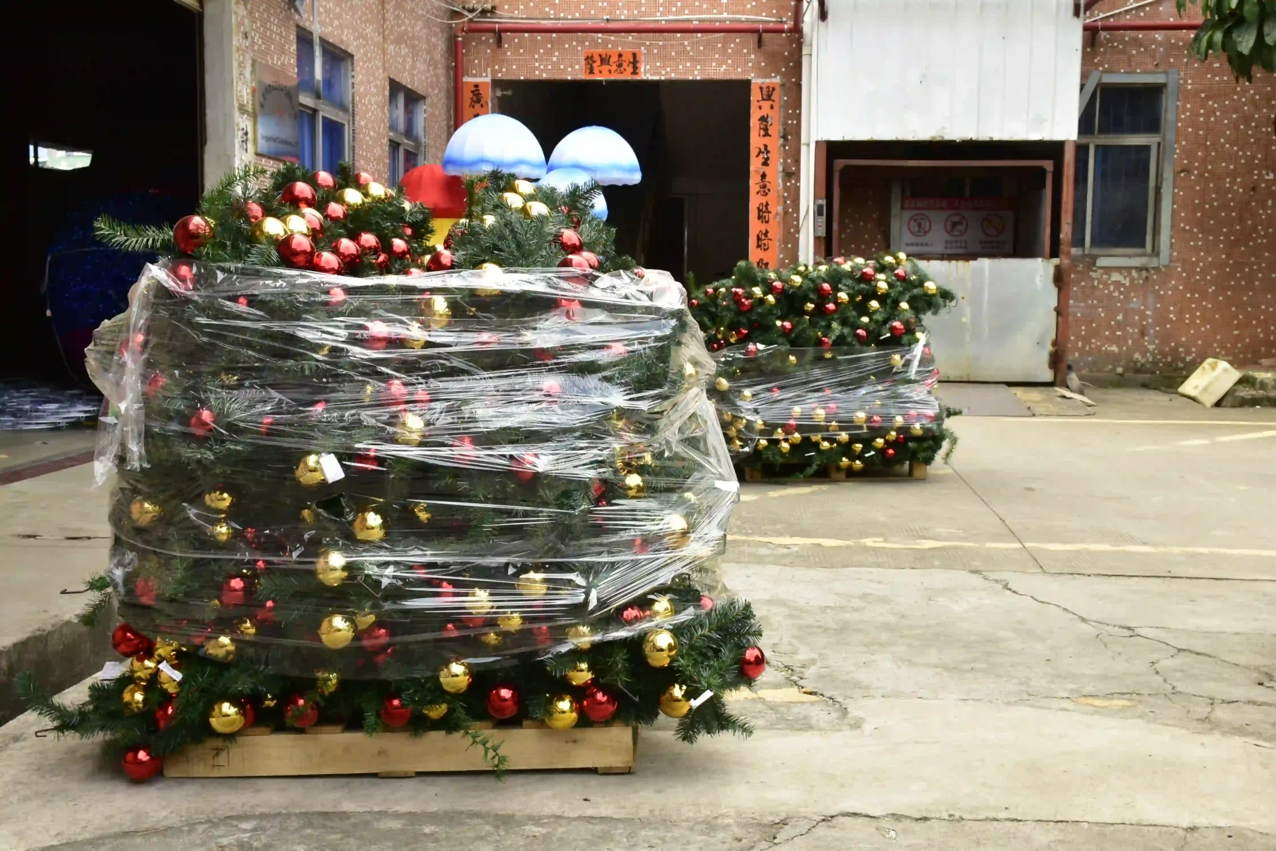 piezas de árboles de Navidad grandes preparadas para su envío