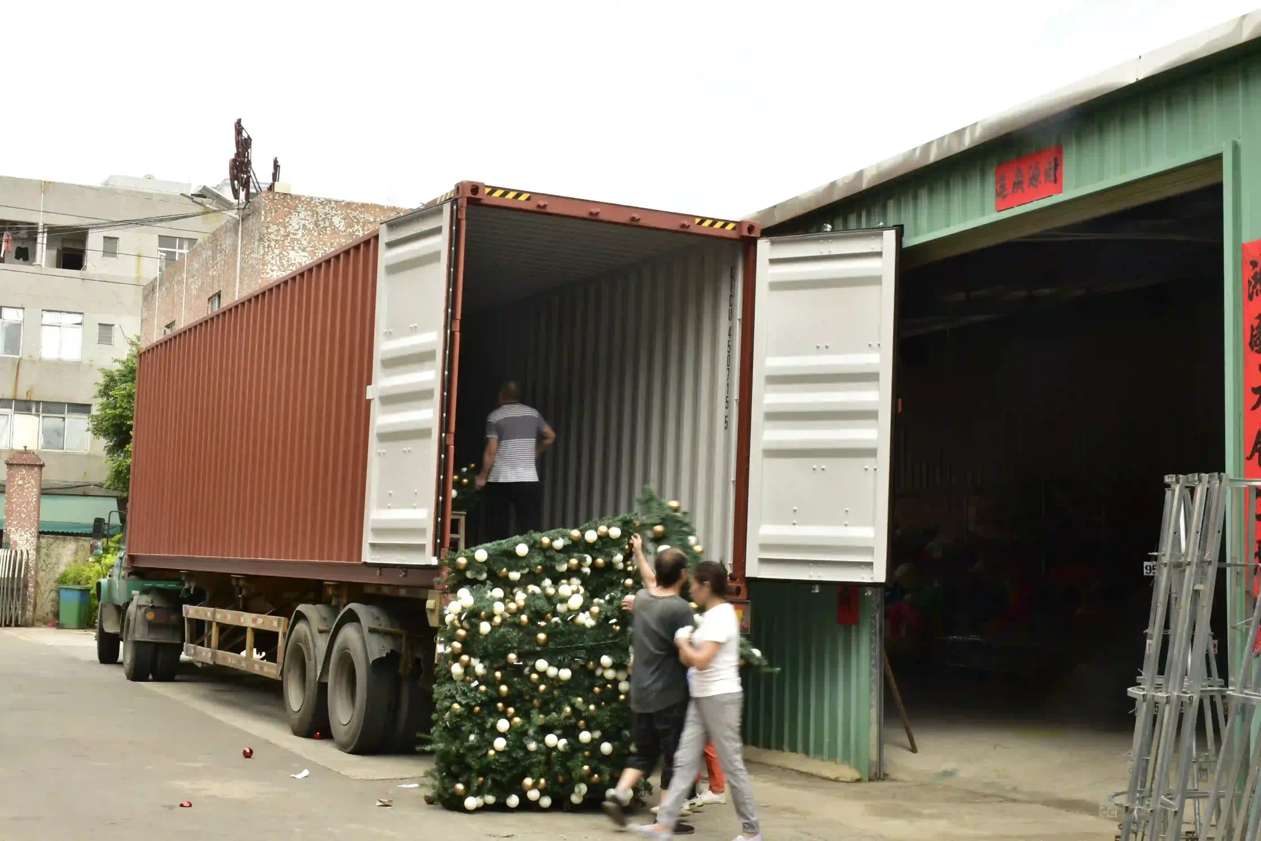piezas de árboles de Navidad grandes antes del envío en contenedor