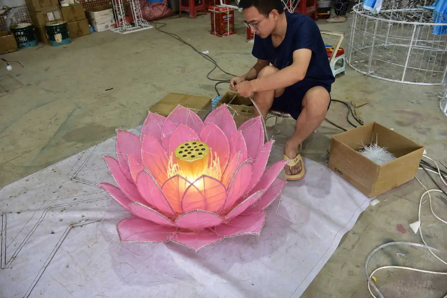 Processus de fabrication d'une lanterne en forme de lotus