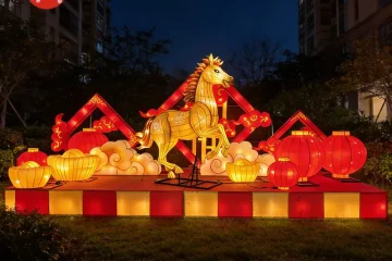 Décoration extérieure de lanternes pour l'année du cheval, installée dans les parcs publics et les rues pour créer une atmosphère festive.
