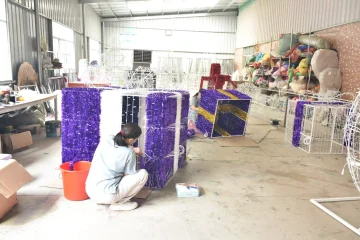 Cómo hacer decoraciones navideñas grandes para exteriores