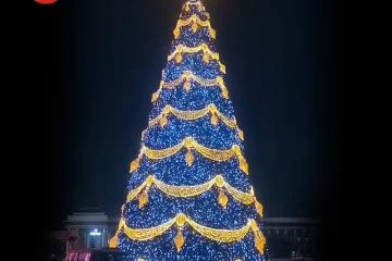 Large Artificial Christmas Tree (7)