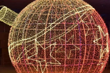 Boule de Noël géante à motifs d'étoiles