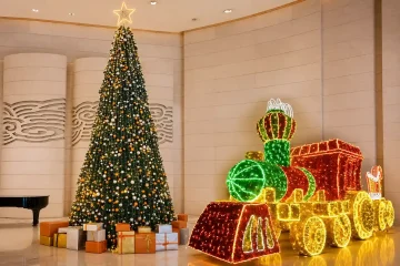 Decoraciones navideñas y recorridos para los visitantes en los parques temáticos